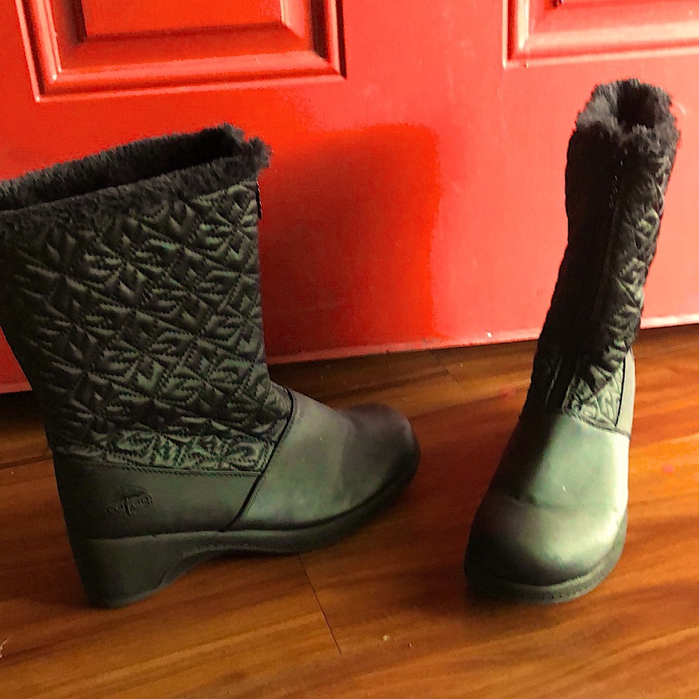 Women’s black snow boots